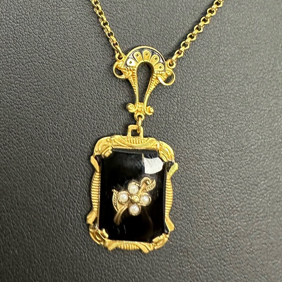 Elegant Vintage Victorian-Style Necklace with Faux Pearls - Picture 8 of 14